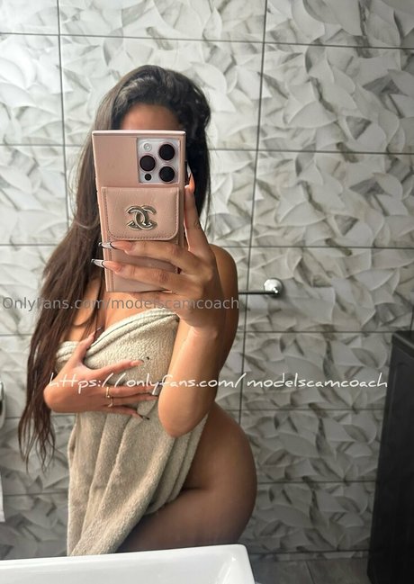 Nacktes geleaktes OnlyFans-Foto von Modelscamcoach