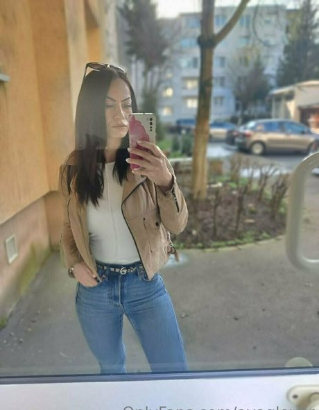 Naken lekkede OnlyFans-bilde av Avaglover