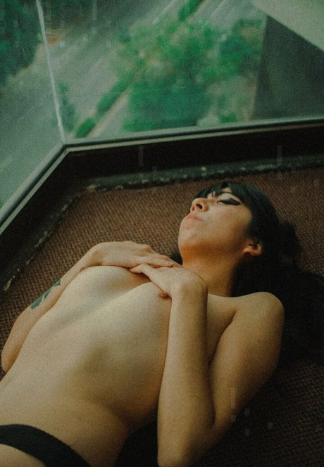 Naken läckt OnlyFans-bild av Basoofia