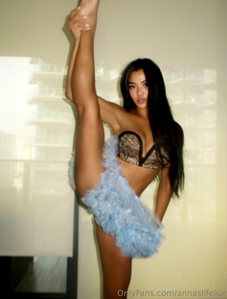 Naken lekkede OnlyFans-bilde av Annaslifelux