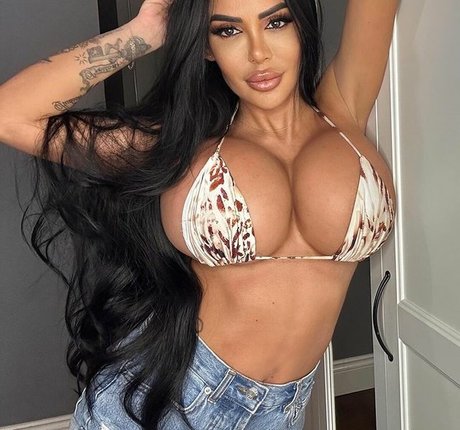 Alasti lekkinud OnlyFans-i pilt Holly James