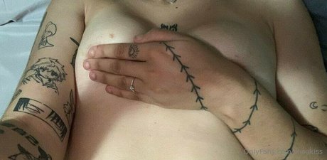 Alasti lekkinud OnlyFans-i pilt Shookiss