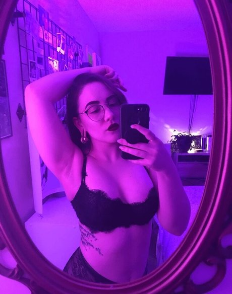 Alasti lekkinud OnlyFans-i pilt Alexmarkelle