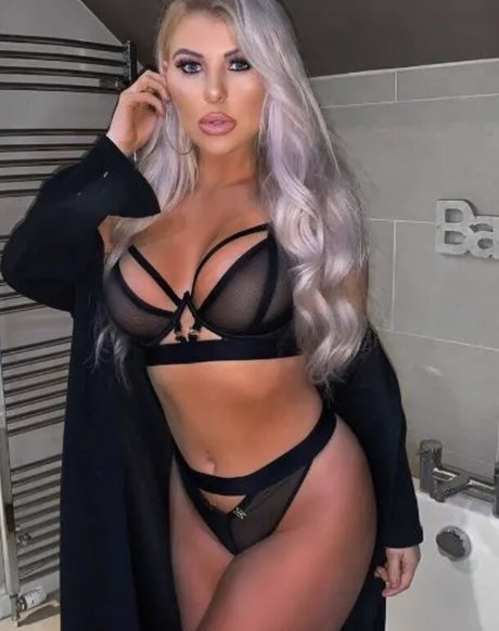 Naken lekkede OnlyFans-bilde av Chloe Gabrielle Chaloner