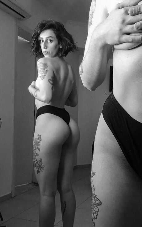 Naakte gelekte OnlyFans-foto van Nica Domingues