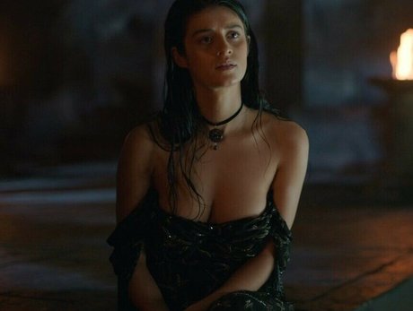 Alasti lekkinud OnlyFans-i pilt Anya Chalotra