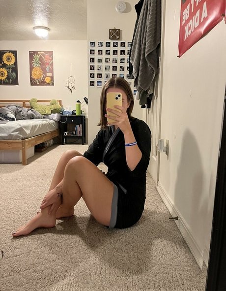 Naken lekkede OnlyFans-bilde av Pretty Little Feet