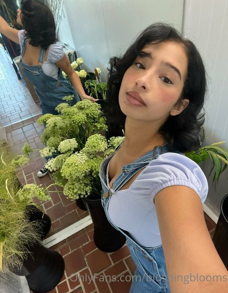 Naakte gelekte OnlyFans-foto van Blushingblooms