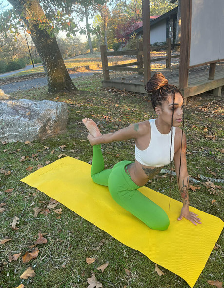 Leahsade naked leaks OnlyFans pic