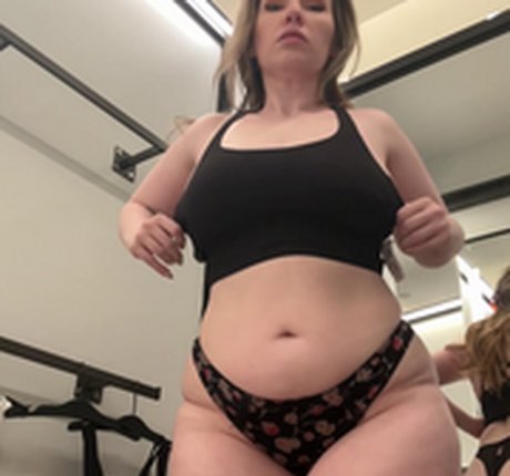 Naakte gelekte OnlyFans-foto van Stephy Miss Curvy