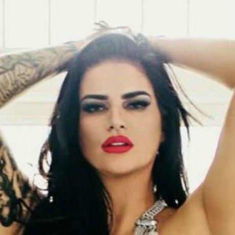 Naakte gelekte OnlyFans-foto van Saskia Howard Clarke