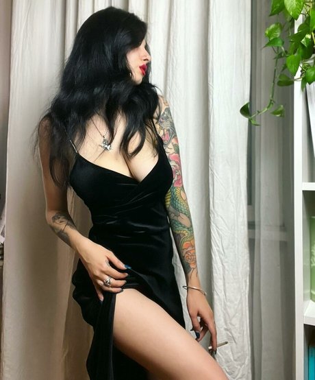 Photo nue de fuite OnlyFans de Inkedsmokinggirl