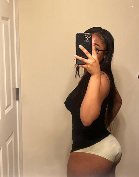 Alasti lekkinud OnlyFans-i pilt Kayyoniii