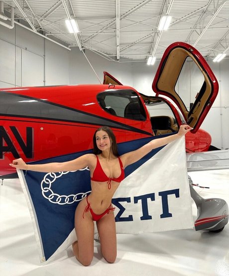 Nahá fotka uniklých OnlyFans od Elyssa Williams