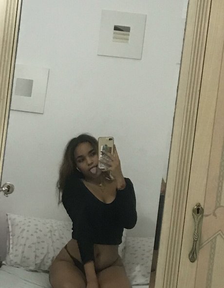 Alasti lekkinud OnlyFans-i pilt Ginnet