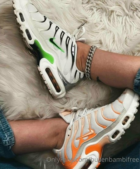 Busenbambifree OnlyFans泄露裸照