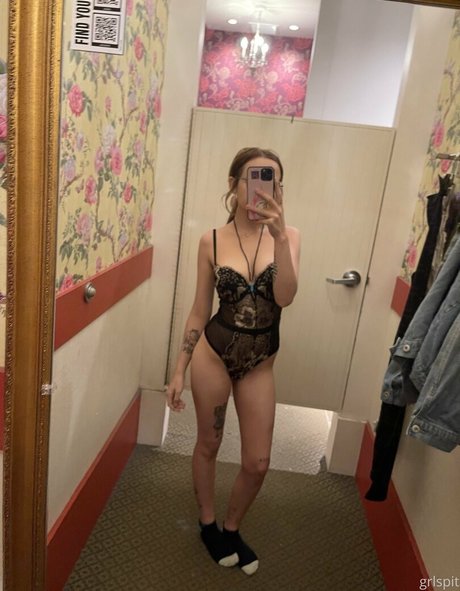 Foto di nudo di fuga di OnlyFans di Grlspit