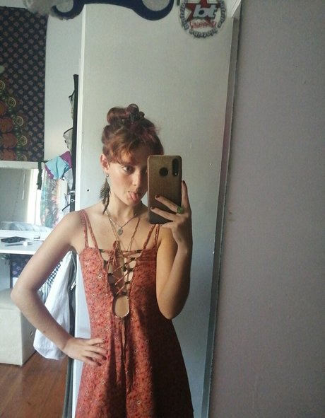 Alasti lekkinud OnlyFans-i pilt Funsizedellyuwu