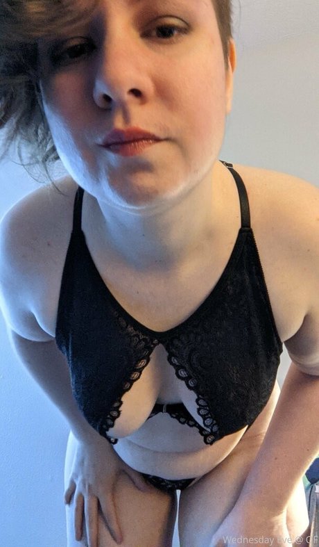 Naakte gelekte OnlyFans-foto van Wednesdayevefree