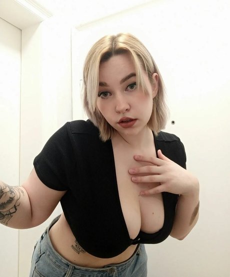 Naakte gelekte OnlyFans-foto van Hiitsivyyy