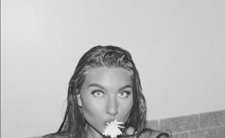 Naakte gelekte OnlyFans-foto van Trinity Charlton