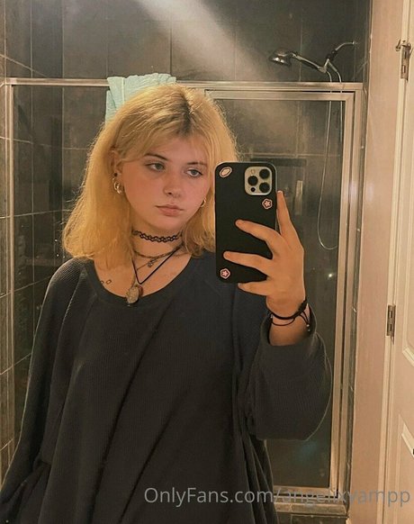 Nahá fotka uniklých OnlyFans od Angelixvampp