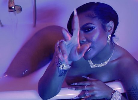 Nahá fotka uniklých OnlyFans od Chinesekitty