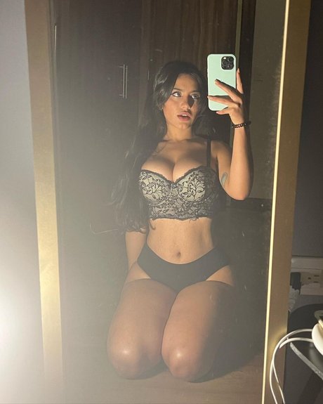 Nahá fotka uniklých OnlyFans od Isabel Neru