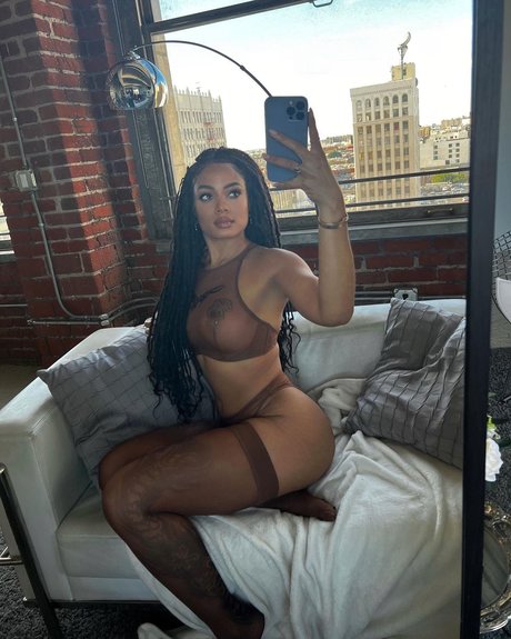 Naken lekkede OnlyFans-bilde av Essence Tatiana