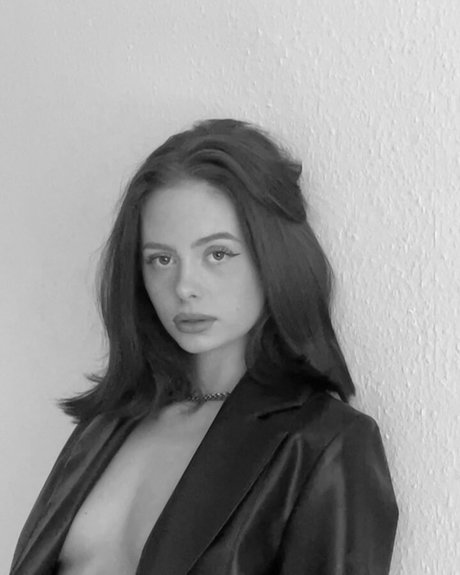 Aja Viola OnlyFansリークヌード写真