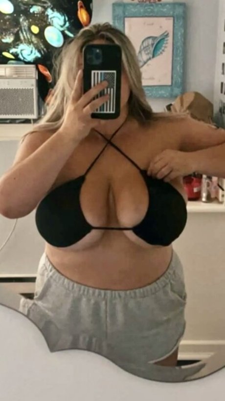 Alasti lekkinud OnlyFans-i pilt Emma Burzynski