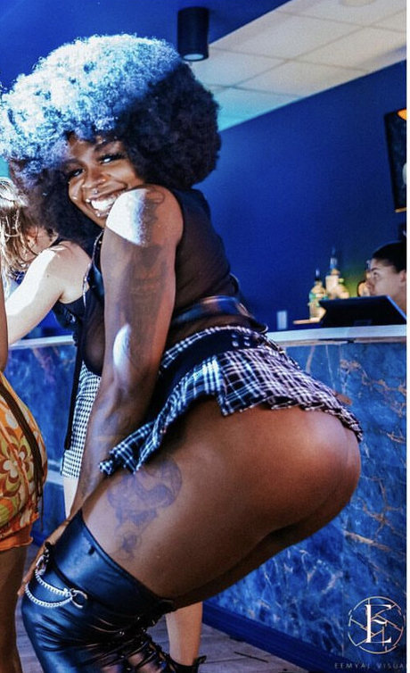 Naken läckt OnlyFans-bild av Gem Sapphir