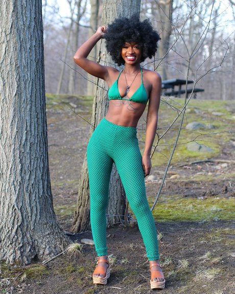 Naakte gelekte OnlyFans-foto van Manoujeanty