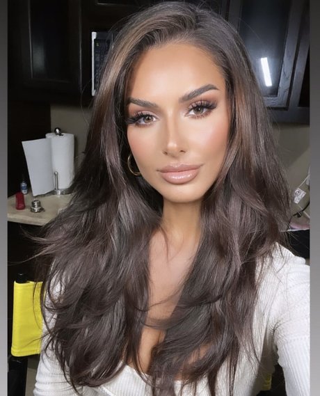 Naakte gelekte OnlyFans-foto van Katherine Eftekhari