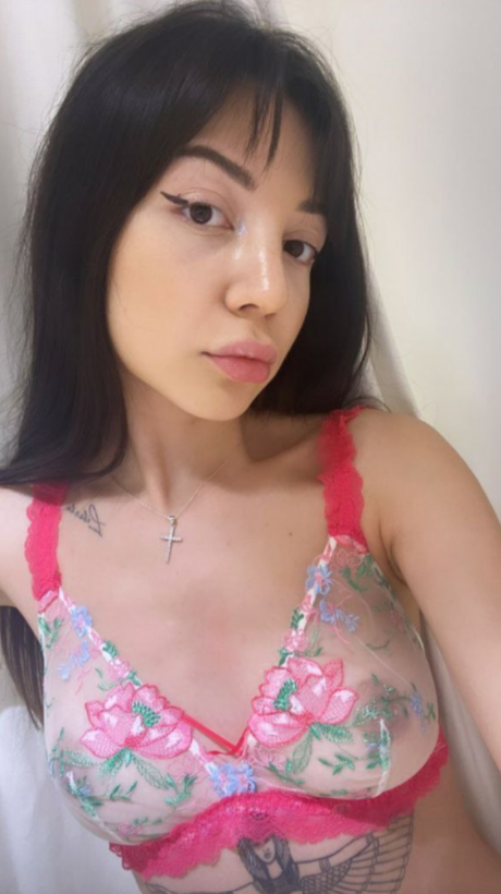 Naakte gelekte OnlyFans-foto van Sinem