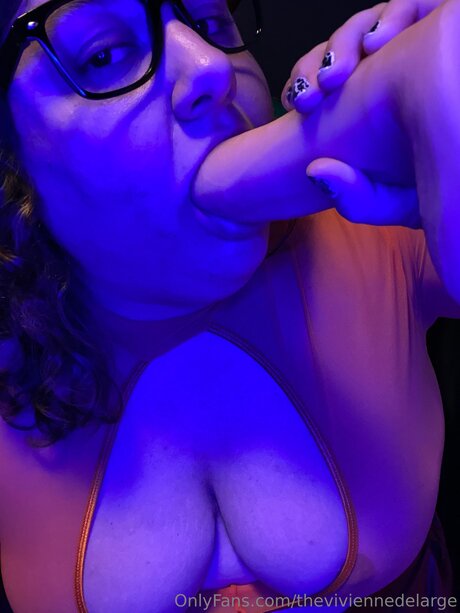 Naken lekkede OnlyFans-bilde av Theviviennedelarge