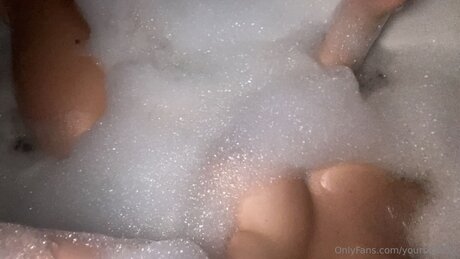 OnlyFans-model Yourbigtitss