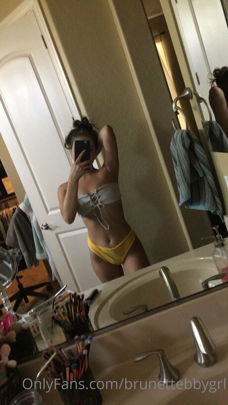 Naken lekkede OnlyFans-bilde av Brunettebbygrl