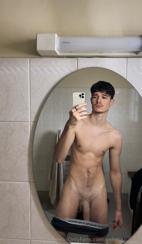 Foto desnuda filtrada de OnlyFans de Esteban Hots