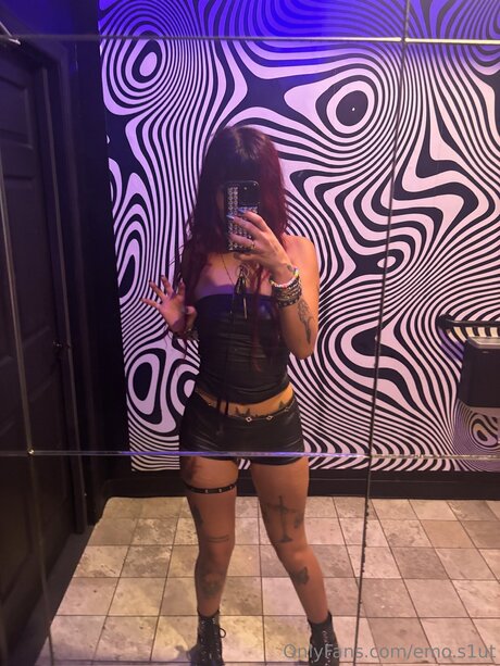 Nahá fotka uniklých OnlyFans od Emo S1ut