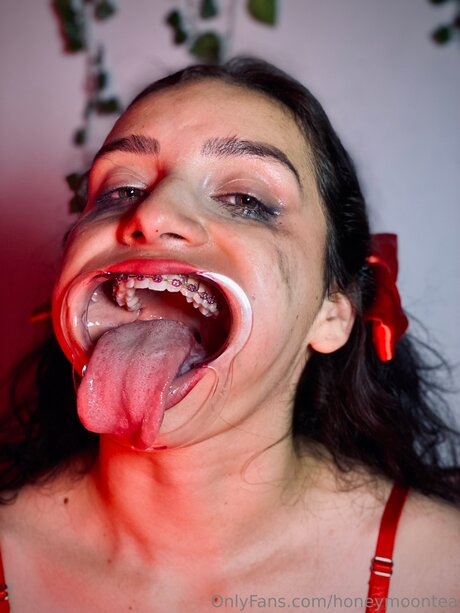 Nacktes geleaktes OnlyFans-Foto von Honeymoontea