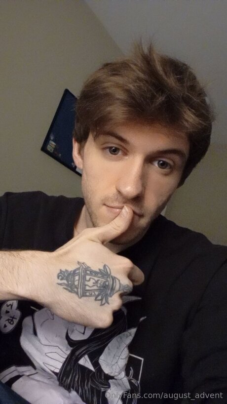 Nahá fotka uniklých OnlyFans od August Advent