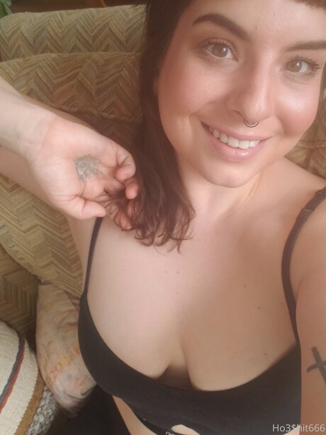 Alasti lekkinud OnlyFans-i pilt Hoeshit666