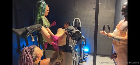 Foto di nudo di fuga di OnlyFans di Mistressspankerella