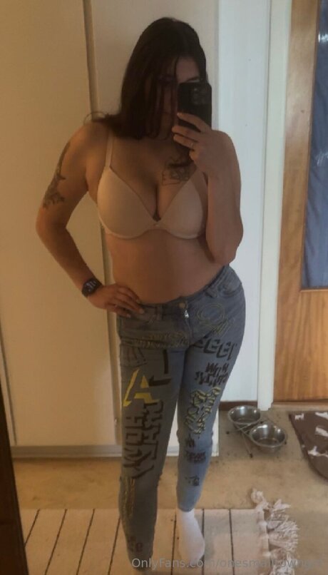 Naken lekkede OnlyFans-bilde av Onesmalltowngirl