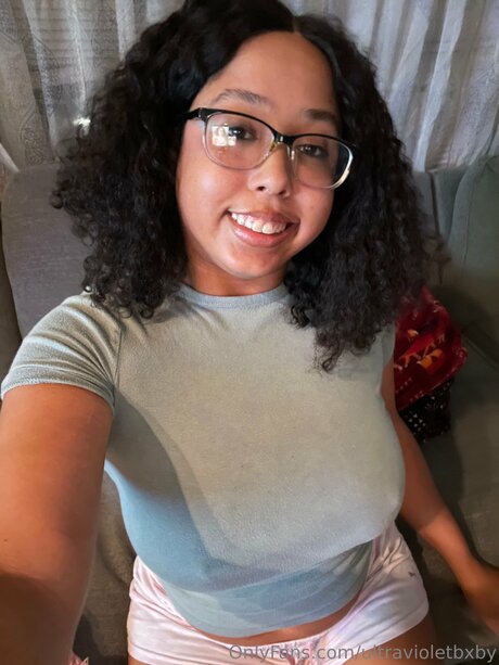 Foto di nudo di fuga di OnlyFans di Ultravioletbxby