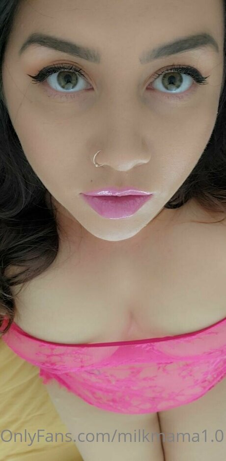 Naakte gelekte OnlyFans-foto van Milkmama1 0