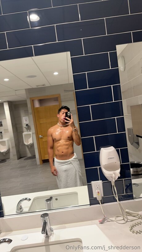 Alasti lekkinud OnlyFans-i pilt J Shredderson