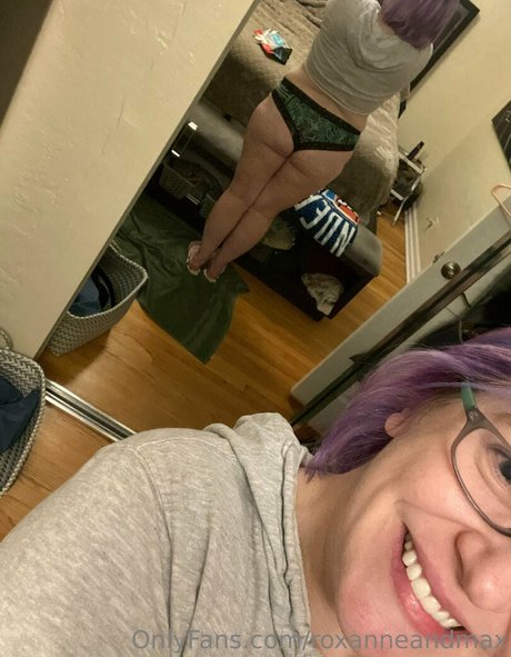 Nahá fotka uniklých OnlyFans od Roxanneandmaxswingers