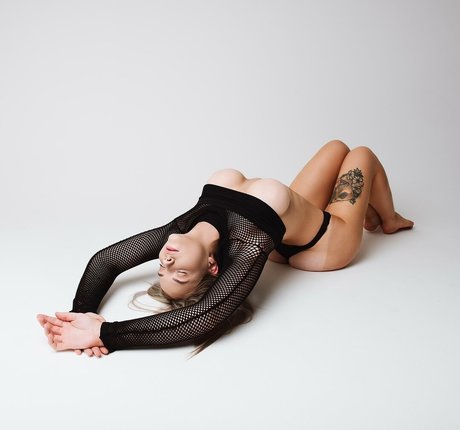 Naakte gelekte OnlyFans-foto van Elevatorangel